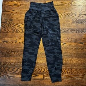 Athleta Joggers Women's Size XS Black Gray Camouflage‎ Athletic Pants Pockets